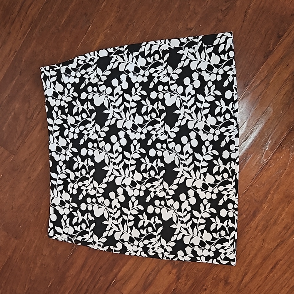 Loft size 10P black and white pencil skirt.